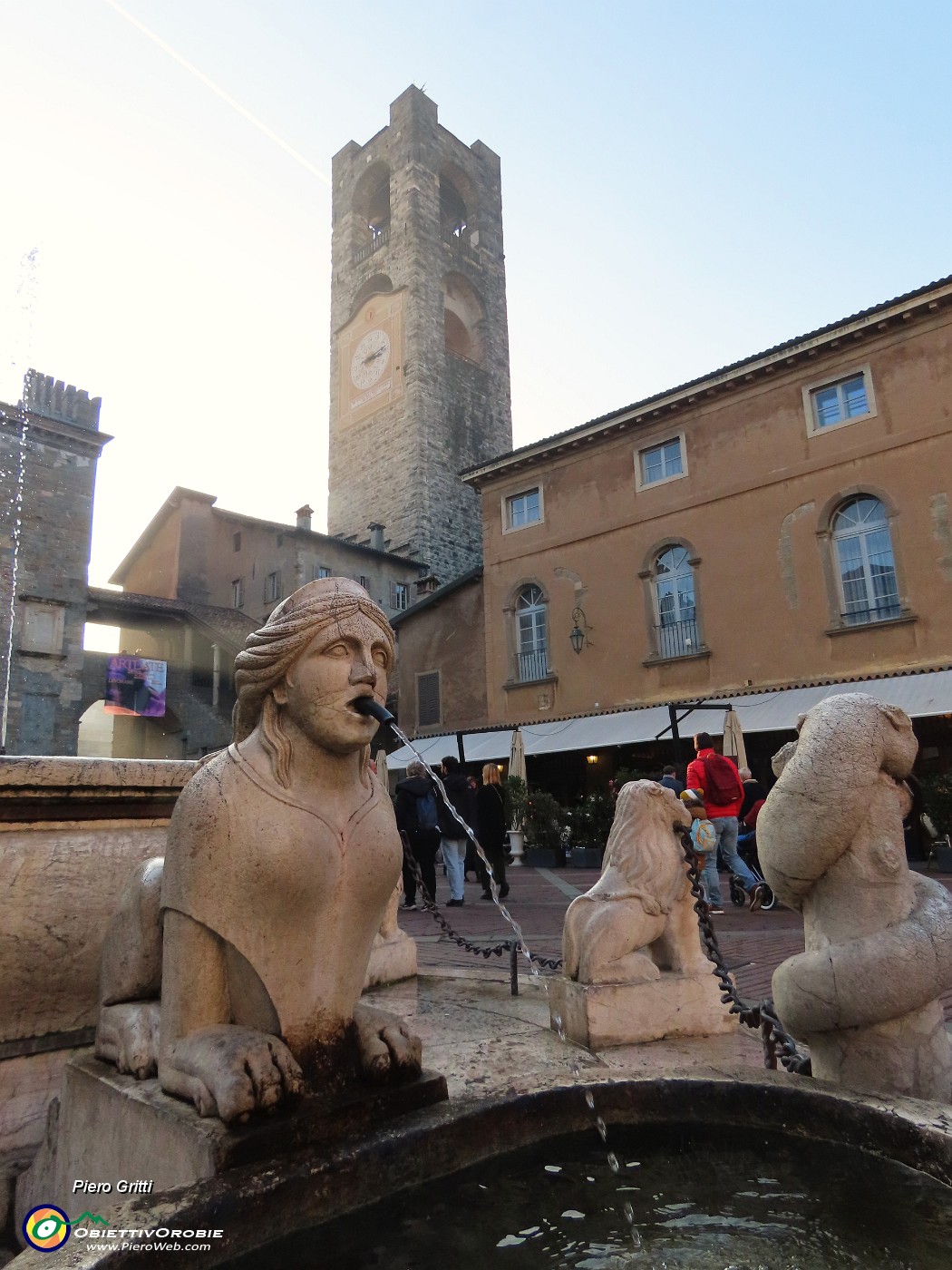 36 Piazza Vecchia , fontana del Contarini, Torre Civica .JPG